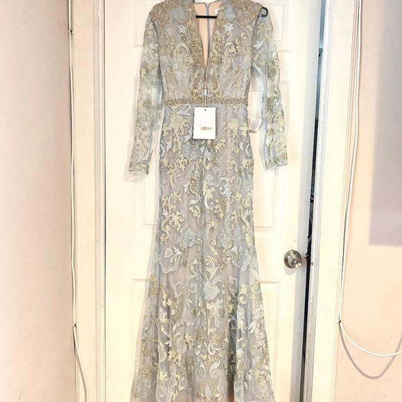 Mac Duggal LONG SLEEVE APPLIQUE V-NECK GOWN size 4 style 11165 - Picture 7 of 7